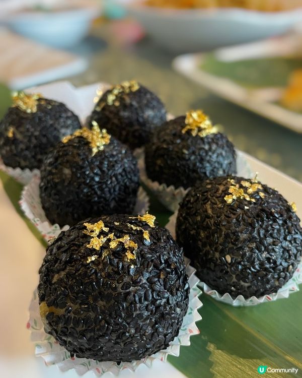 金箔黑芝麻流沙球，賣相精緻高貴👍🏻炸到脆卜卜～一咬有食煎堆仔...