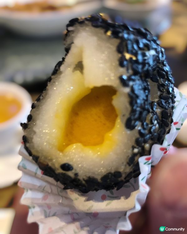金箔黑芝麻流沙球，賣相精緻高貴👍🏻炸到脆卜卜～一咬有食煎堆仔...