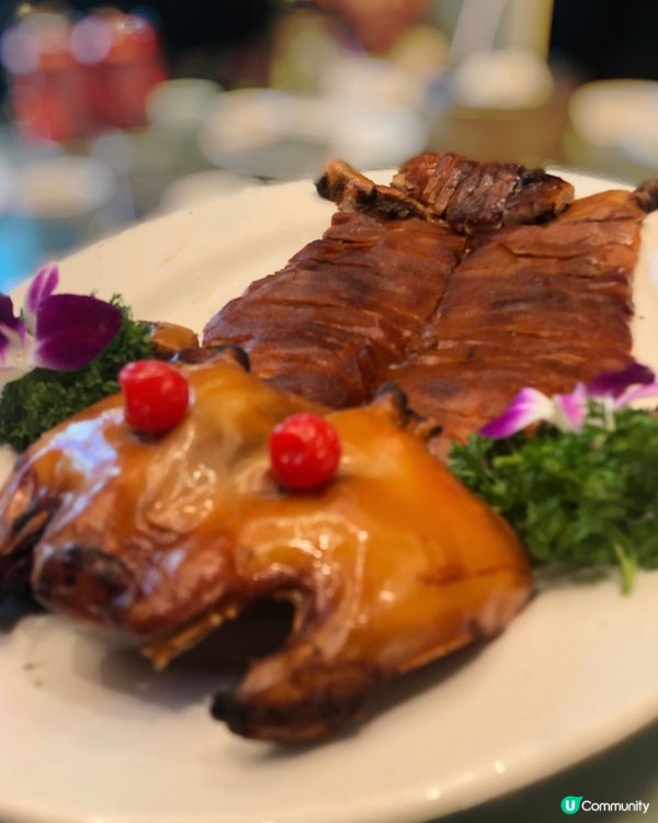 燒乳豬最緊要外皮夠脆🤤超邪惡但真係好好味，停不了口👍🏻點埋甜...