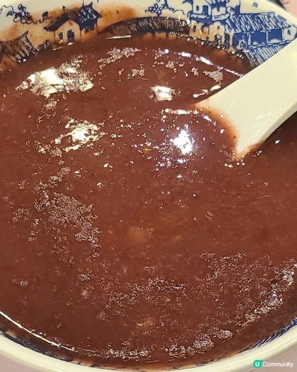 晚飯套餐有酸菜魚鍋、西蘭花炒蝦球、沙薑鷄半隻配白飯、紅豆沙，...