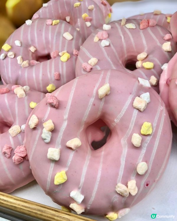 士多啤梨甜甜圈🍩顏色繽紛，即刻食慾大增🥰食落唔太甜，啖啖草莓...