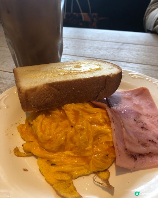 沙嗲牛肉意粉加火腿炒蛋😋加多杯凍啡