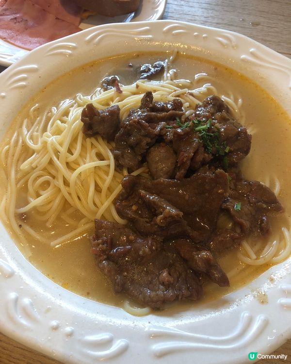 沙嗲牛肉意粉加火腿炒蛋😋加多杯凍啡