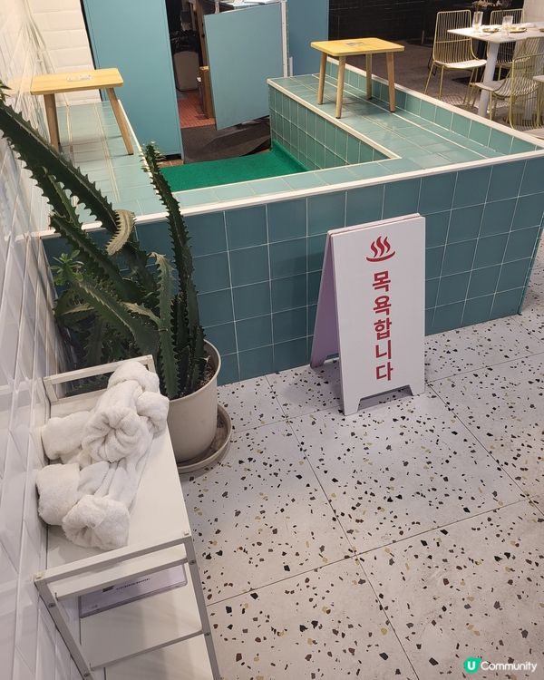 在韓式浴池內吃晚餐