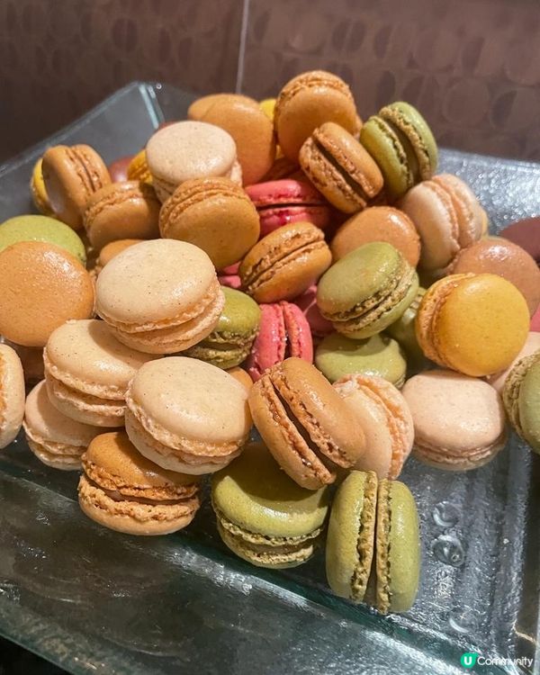 法式馬卡龍中間口感軟滑，外面包了一層蛋白餅，一咬鬆脆無比。選...