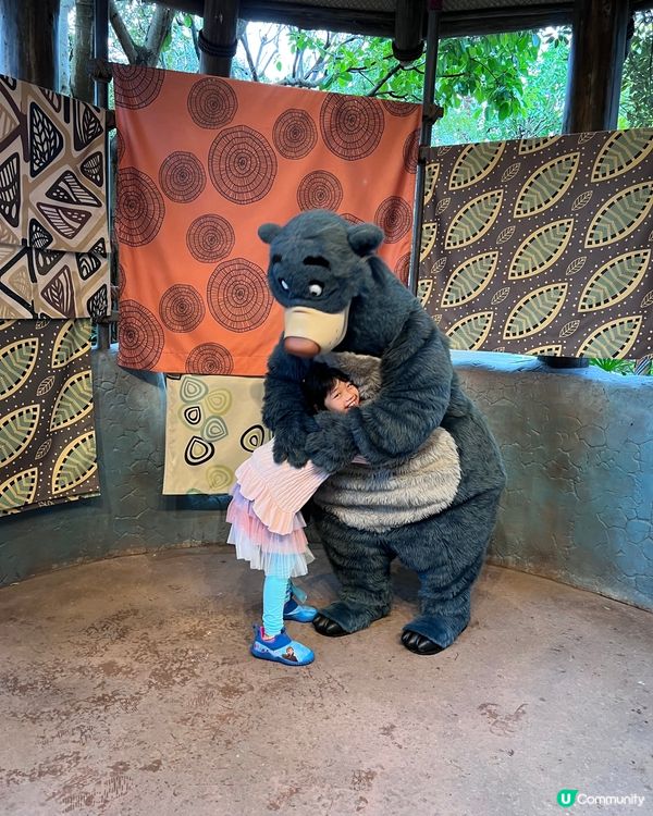 跟卡通人物抱抱