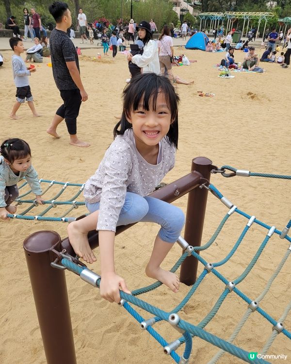 愉景灣大白灣沙灘遊樂場吸引很多小朋友黎玩，一邊玩沙，堆砌城堡...