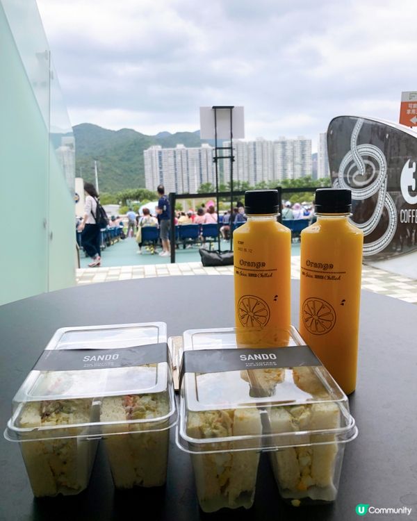 50元包入場三文治及橙汁，Anson Lo 表演