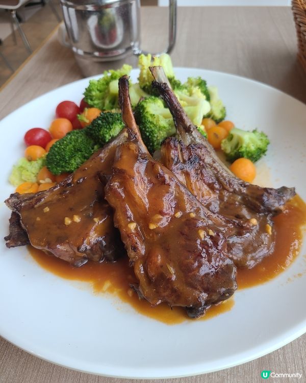 烤羊架配香草蒜蓉汁