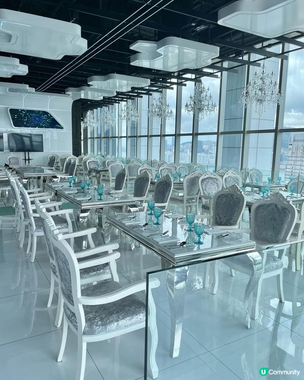 Set lunch包括有前菜，可選擇餐湯或沙律，以主菜也有多...