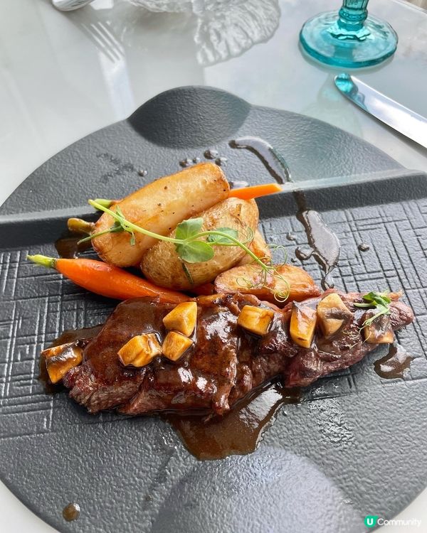 Set lunch包括有前菜，可選擇餐湯或沙律，以主菜也有多...