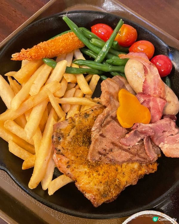 迪士尼樂園中皇室宴會廳集扒餐，大大份量，有牛扒、豬扒、香腸、...