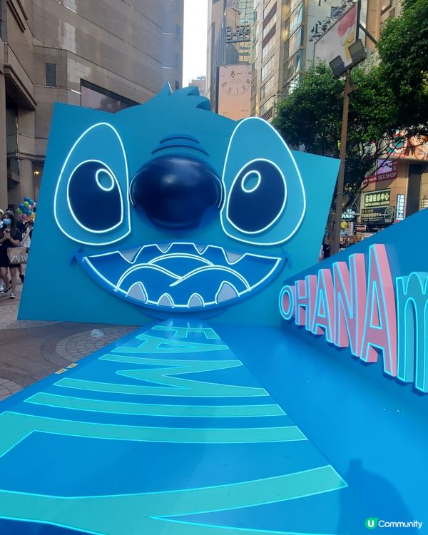 迪士尼100周年，在times square外有幾個大型裝置...