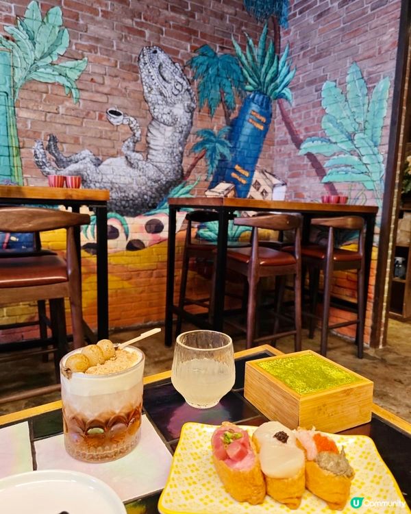 在中環蘇豪區有間玩味十足的日本料理餐廳「為食龍」，樓高兩層，...