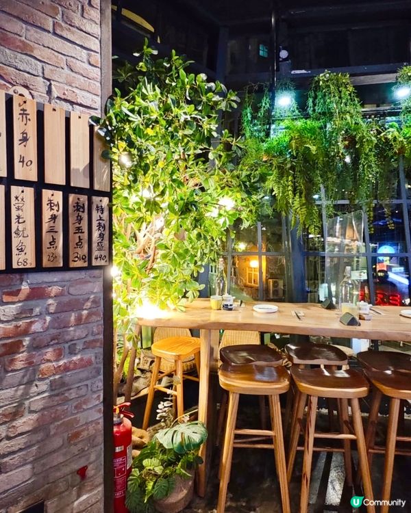 在中環蘇豪區有間玩味十足的日本料理餐廳「為食龍」，樓高兩層，...