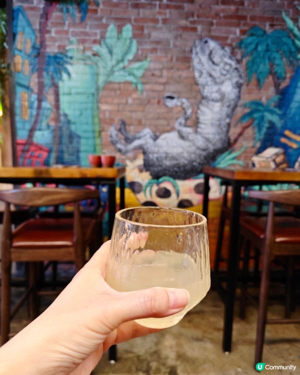 在中環蘇豪區有間玩味十足的日本料理餐廳「為食龍」，樓高兩層，...