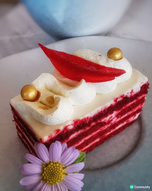 Raspberry red velvet layer cak...