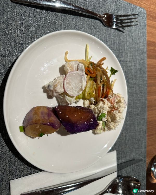 200元不到就可以任食沙律 凍肉 煙三文魚和熱湯 加一個主菜...