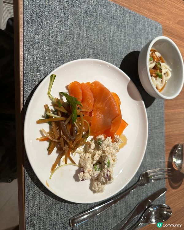 200元不到就可以任食沙律 凍肉 煙三文魚和熱湯 加一個主菜...