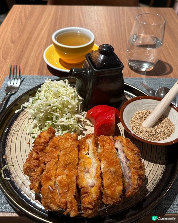 200元不到就可以任食沙律 凍肉 煙三文魚和熱湯 加一個主菜...