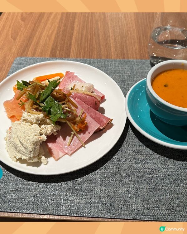 200元不到就可以任食沙律 凍肉 煙三文魚和熱湯 加一個主菜...