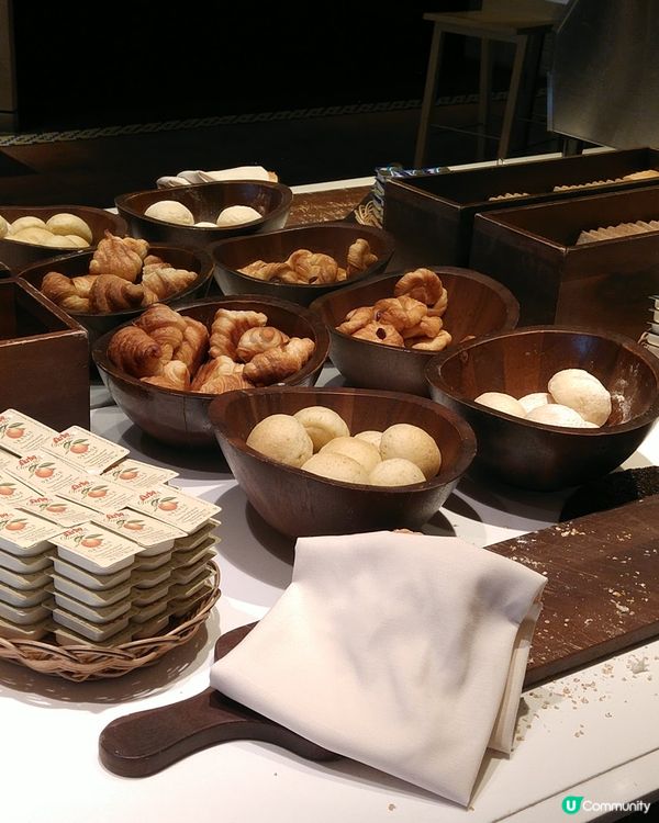 一間老牌5星酒店，地點較偏僻，出入靠的士，但夠寧靜