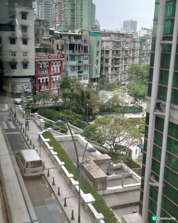 一間老牌5星酒店，地點較偏僻，出入靠的士，但夠寧靜