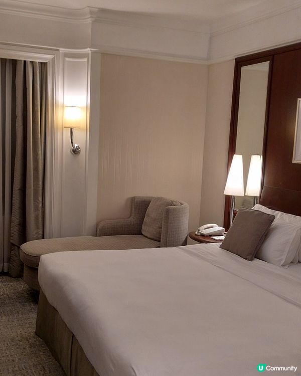 一間老牌5星酒店，地點較偏僻，出入靠的士，但夠寧靜