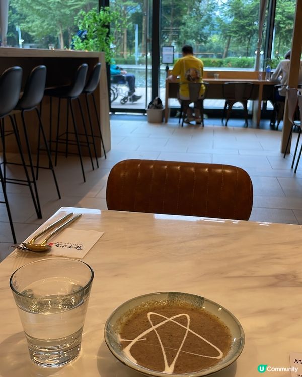 這裏環境清靜，被一個公園包圍，真的很適合現在的漸冷天氣。在這...