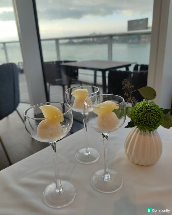 在香港，坐得寬敞舒服，又有靚海景及日落，份量適中食物有質素😋...