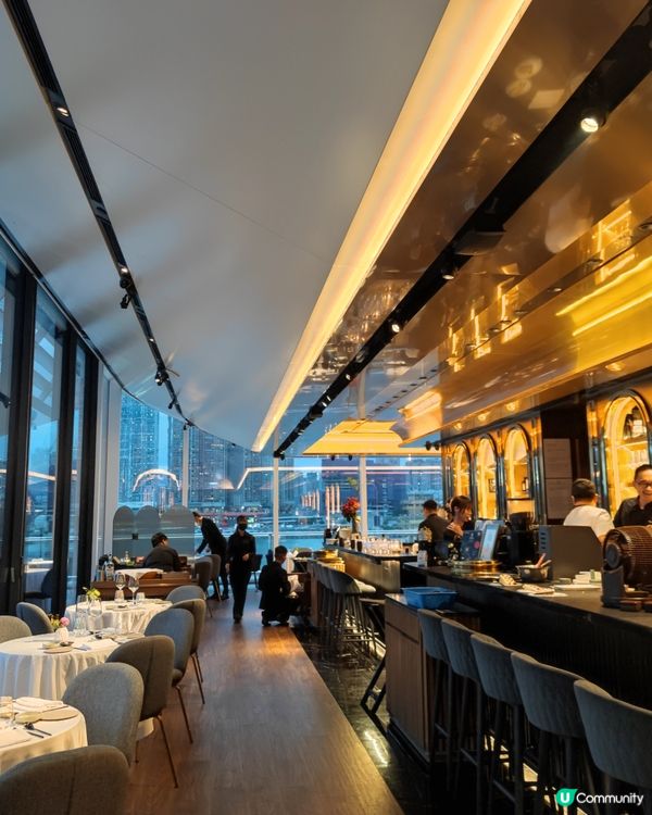 在香港，坐得寬敞舒服，又有靚海景及日落，份量適中食物有質素😋...