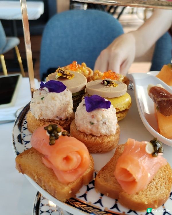 在香港，坐得寬敞舒服，又有靚海景及日落，份量適中食物有質素😋...