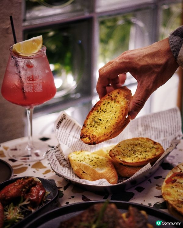 我今次去了旺角的Amico 1890，一間兩層的西式餐廳，裝...