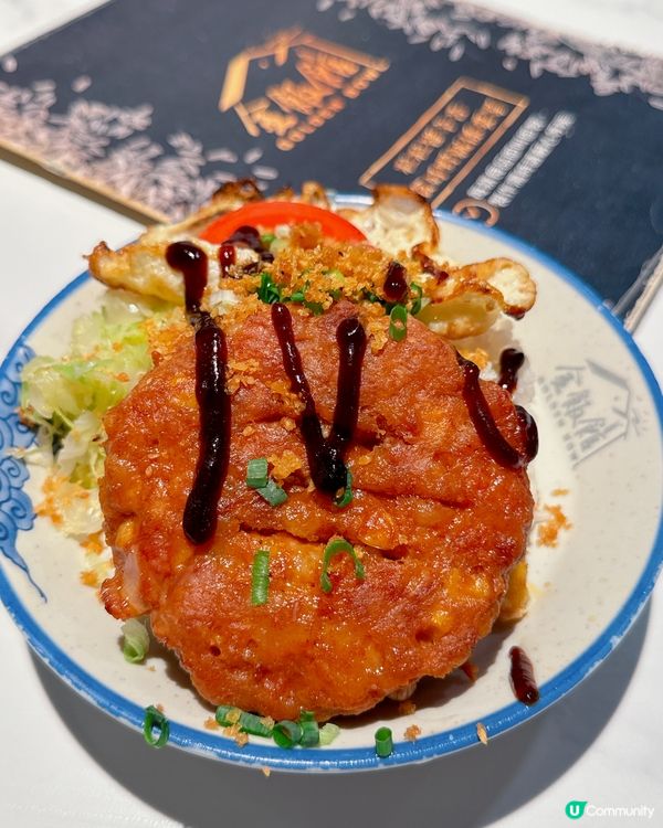 超巨型嘅雞軟骨肉餅即叫即煎，成個拳頭咁大😋😋