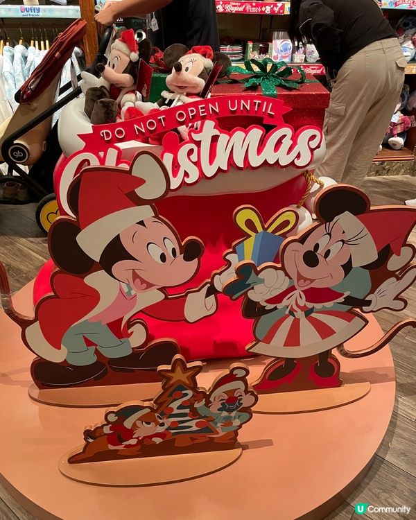 滿滿迪士尼聖誕氣氛的樂園，無論是各樣產品，紅色綠色充滿聖誕感...