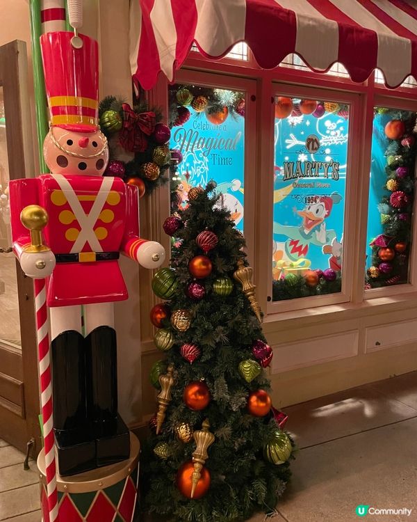 滿滿迪士尼聖誕氣氛的樂園，無論是各樣產品，紅色綠色充滿聖誕感...