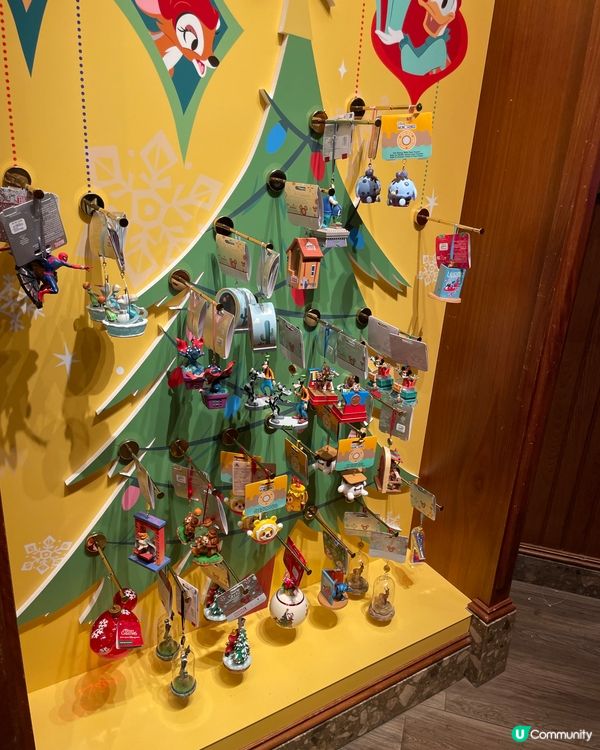 滿滿迪士尼聖誕氣氛的樂園，無論是各樣產品，紅色綠色充滿聖誕感...