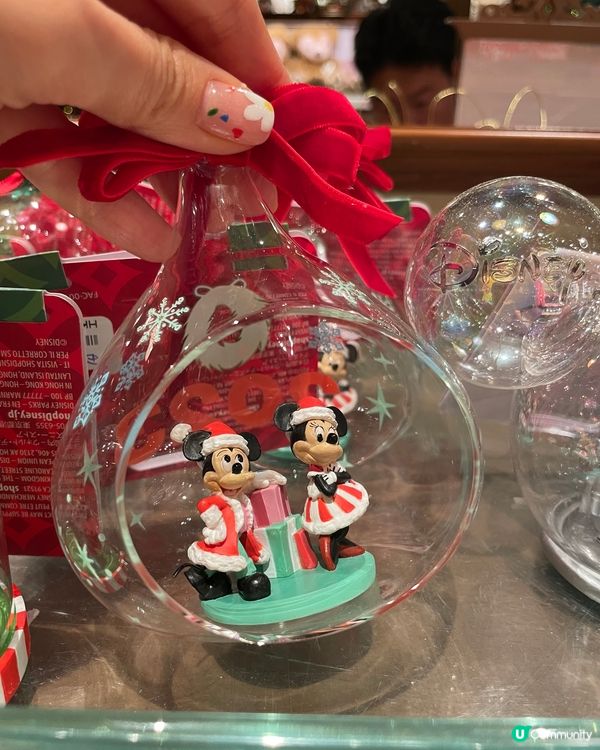 滿滿迪士尼聖誕氣氛的樂園，無論是各樣產品，紅色綠色充滿聖誕感...