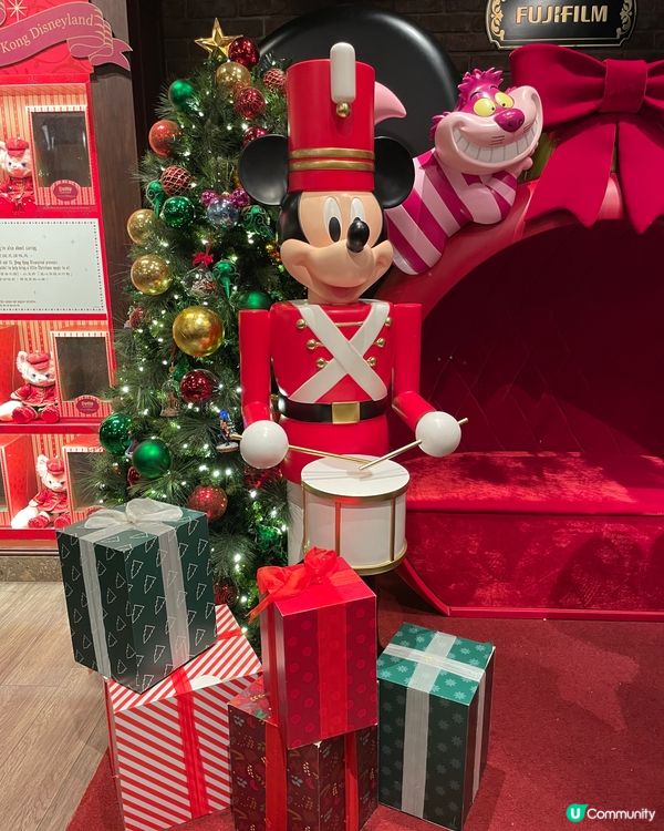 滿滿迪士尼聖誕氣氛的樂園，無論是各樣產品，紅色綠色充滿聖誕感...