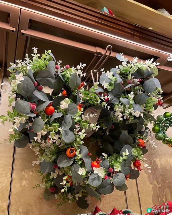 滿滿迪士尼聖誕氣氛的樂園，無論是各樣產品，紅色綠色充滿聖誕感...