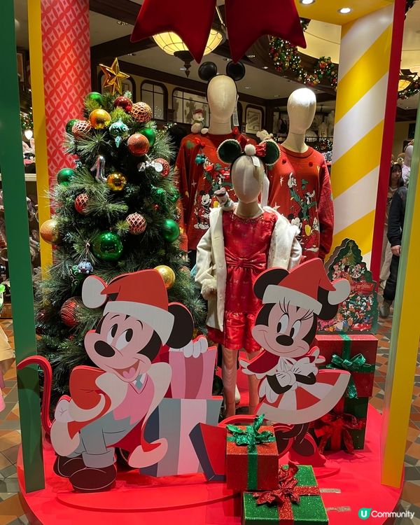 滿滿迪士尼聖誕氣氛的樂園，無論是各樣產品，紅色綠色充滿聖誕感...
