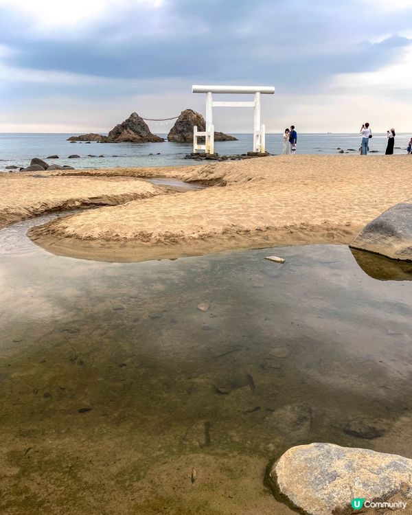 【漂浮在海上的夫婦岩與白色海上鳥居】