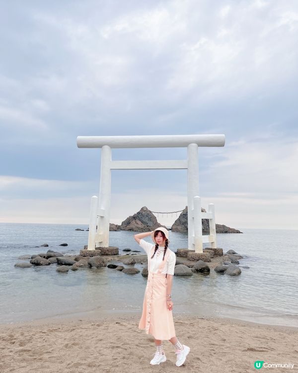 【漂浮在海上的夫婦岩與白色海上鳥居】