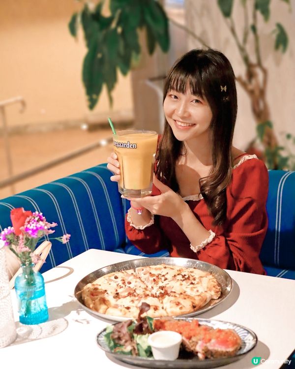 愉景灣海邊飲勁大杯芒果汁