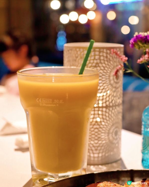 愉景灣海邊飲勁大杯芒果汁