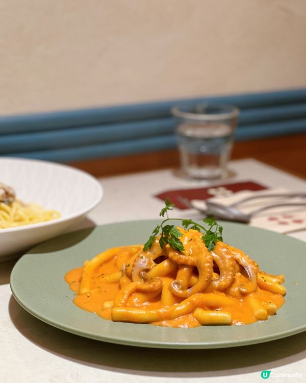 最近海港城開咗間🇰🇷韓國過江龍cafe🍰🍧，店內座位非常舒適...