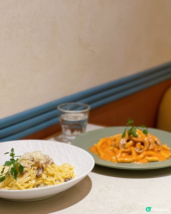 最近海港城開咗間🇰🇷韓國過江龍cafe🍰🍧，店內座位非常舒適...