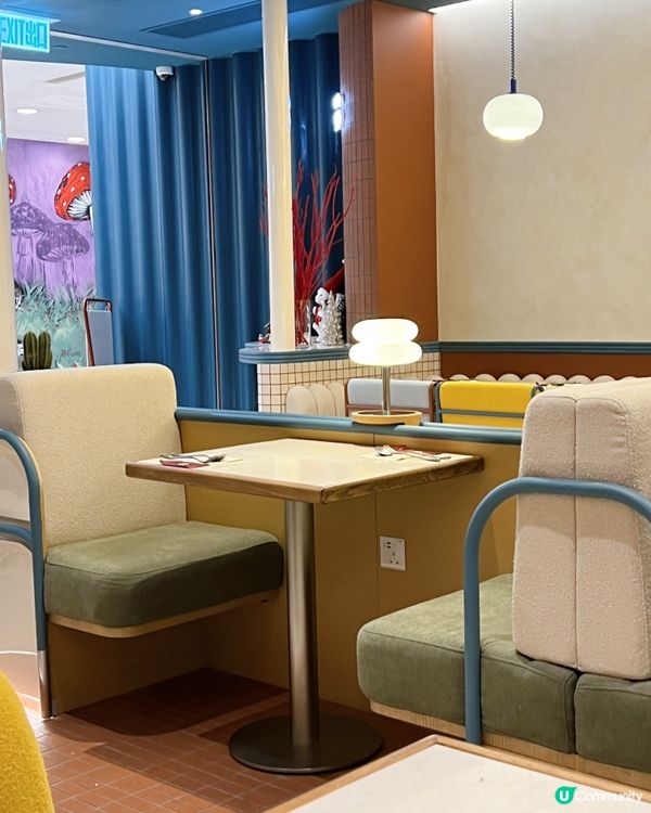 最近海港城開咗間🇰🇷韓國過江龍cafe🍰🍧，店內座位非常舒適...