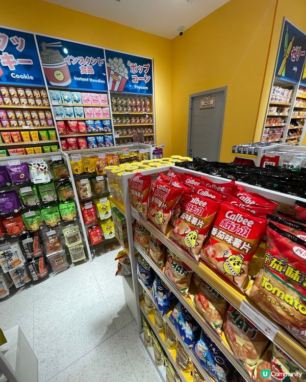 這間零食店位於大型商場，珠海華發商都，內裏有各式零食，當然少...