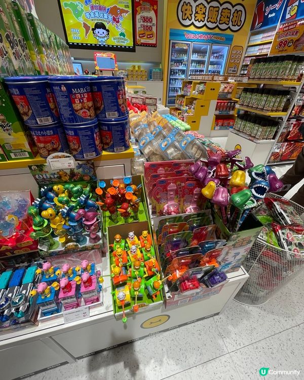 這間零食店位於大型商場，珠海華發商都，內裏有各式零食，當然少...